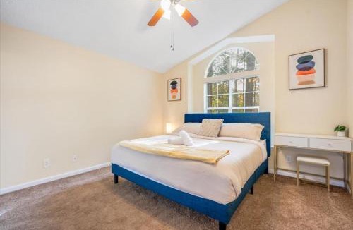 Colonial Oaks House | Number 1 Executive Rental - 75"TV King Bed & Large Yard