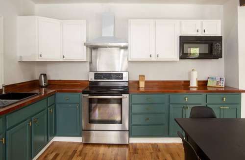 Westside House | Oak House Charleston 3b/2ba in Downtown