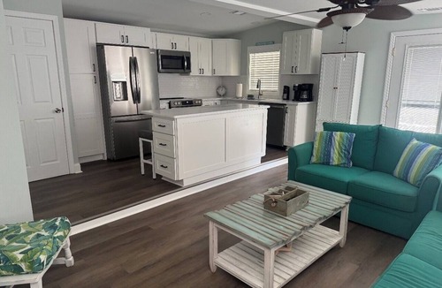 Surfside Beach House | Ocean Lakes Beach House-FREE Golf Cart Sleeps 6 - Aug 24–29 HUGE DISCOUNT!