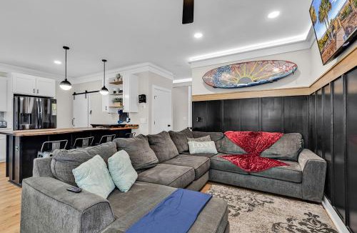 Surfside Beach House | Ocean Lakes Walk to beach! Waterpark! Arcade! Dogs Welcome!