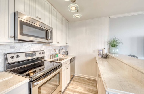 Isle of Palms House | Oceanfront corner condo w/spectacular view & shared pool/fishing pier