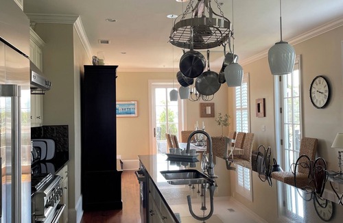 Radcliffeborough Condo | Open And Airy Penthouse Apartment 4 Blocks From Upper King Street !n