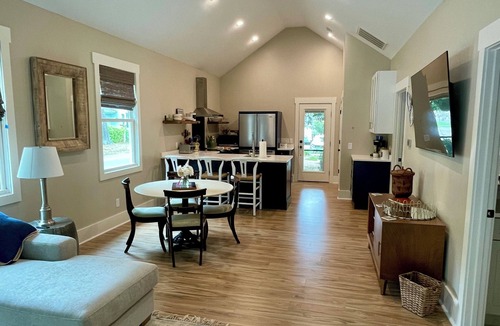 Uptown Cottage | Palm Cottage, at Magnolia Court Suites