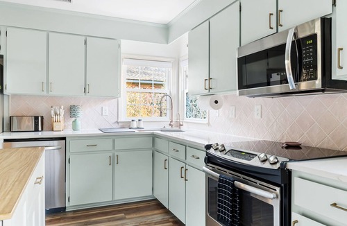 West Ashley House | Palm House Cozy Retreat Close to Everything