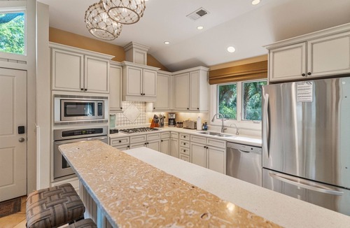 West Beach House | Paradise found Lagoon-front 3 min walk to Beach! 4BR/3.5BA Oceanwoods home.