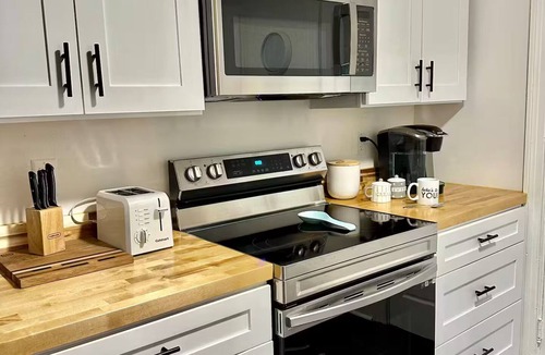 North Charleston House | Park Circle Charmer With Backyard Oasis