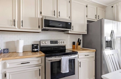 Mount Pleasant Villa | Peaceful Home | Dwtn Nights | Perfect Stay for 8