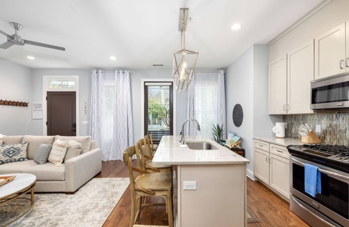 Cannonborough Elliotborough House | Peaceful Porch Parking Walk to King St!