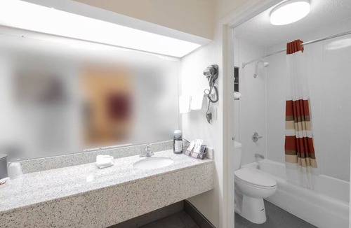 Walterboro Hotel | Perfect Stopover Spot: Room w/Private Bathroom + Flat-Screen TV in Walterboro