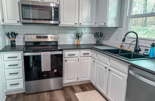 Greensboro House | Pet-Friendly 1-Level Retreat: 40% Off Monthly Stays!