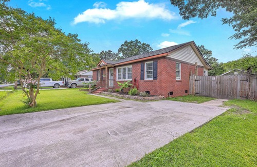 Goose Creek House | Pet-Friendly 3BR Home with Deck in the Heart of Goose Creek, SC