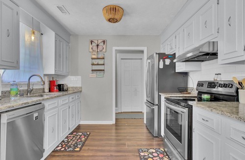 Ladson House | Pet Friendly 4 Bedroom Fully Fenced Backyard
