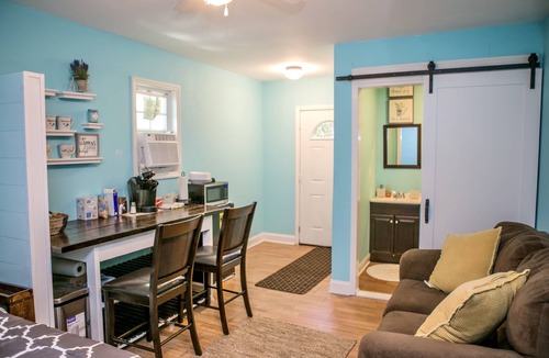 Charleston Cottage | Pet Friendly Cozy Cottage on James Island