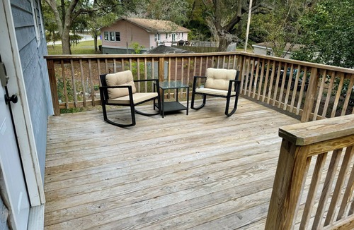 Mount Pleasant House | Pet Friendly Fenced 3 BR 2 bath House 5 mlles to IOP beach Shipyard Park 8 miles