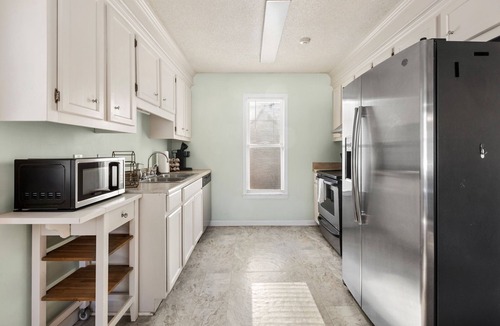 Harbison House | Pet-Friendly, King Bed, Fenced Backyard - Perfect for Families or Work Groups