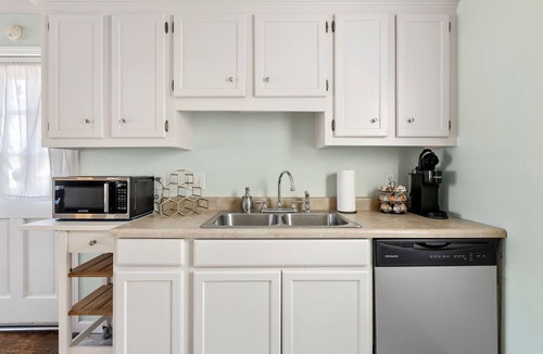 Harbison House | Pet-Friendly, King Bed, Fenced Backyard - Perfect for Families or Work Groups