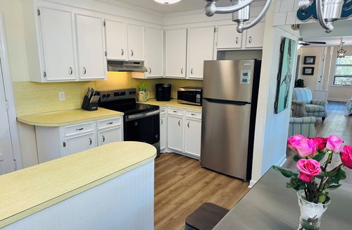 Folly Beach House | Pet Friendly Sleep 6 Fenced Yard - 2 Min Walk to Beach - Amazing Sunsets