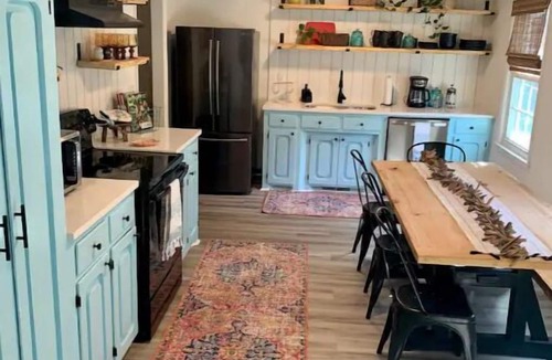 Charleston House | Pet Friendly Spacious 4BR Family Home Near Magnolia & Middleton Place, Sleeps 10