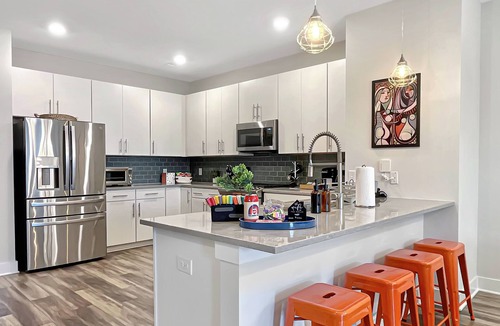 North Charleston House | Picasso: Luxury 4 bedroom in safe neighborhood~free parking~minutes to downtown
