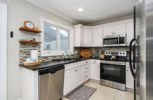 Lawton Woods House | Pool heat included April 11 - May 30, and 4 beach cruiser bikes, too!