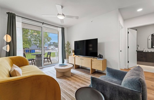 South Lamar Apartment | Pool + Rooftop | 1BDR Suite w/Balcony | The Code