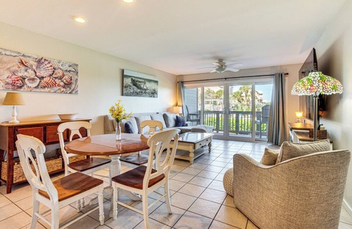 Beachwalk Condo | Poolside Fun & Ocean Strolls: Harbor Island Haven!