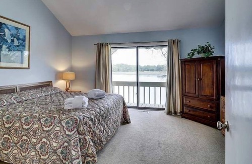 South Beach Condo | Port Villa 2 BDR in Sea Pines. Great water views. Close to beach, tennis, South Beach Marina Village