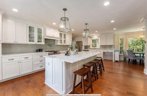 Hollywood House | Private 4-Bedroom Lakeside Estate Sleeps 10 with Pool, Fire-pit, Wi-Fi, AC