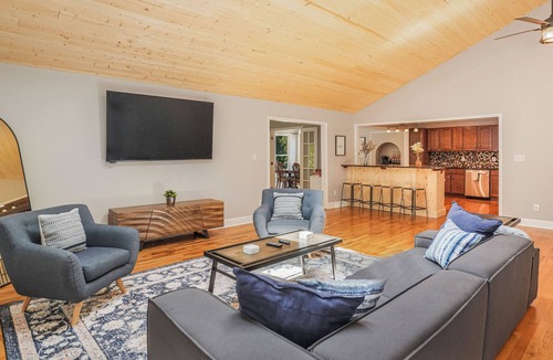 Mint Hill House | Private 5 BR Retreat, Pond, Kayaks & Gameroom