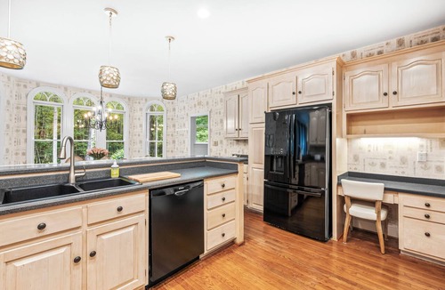 Raleigh House | Private Home Office, Ultafast WiFi, Designer Furnishings & Luxury Bedding, L2 EV
