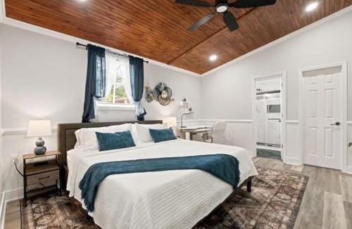 Irmo Villa | Private Pool Hot Tub Pickleball Farm Private Gym Pond