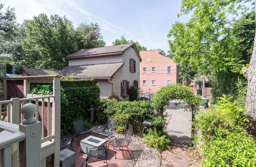 Beach Institute House | ★Private terrace & parking ★ at this Historic 1800's Townhome in ❤︎ of City