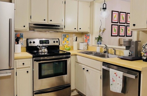 The Old Commons House | Promotions! Stylish Historic District Retreat Courtyard Bikes Walk
