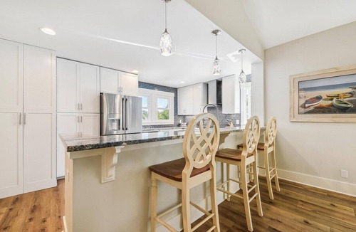 South Beach House | Pup Friendly Home, Across from Salty Dog & South Beach Marina