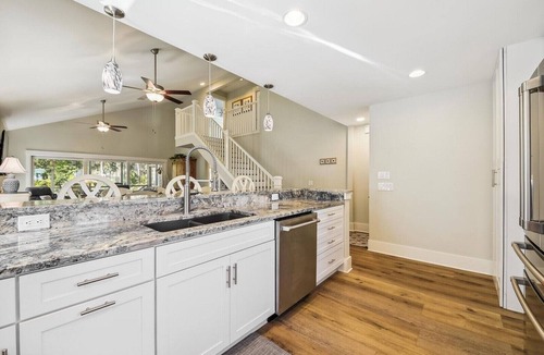 South Beach House | Pup Friendly Home, Across from Salty Dog & South Beach Marina