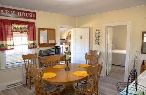 Bedford House | Quaint Cottage with Majestic Mountain Views - Close to Parkway & Lynchburg