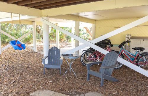 Tarpon Pond House | Quaint Seabrook Island Beach Cottage Near Charleston