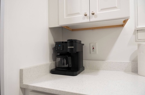 Earlewood House | Quiet 1 BR Near Downtown Fast Wi-Fi, Monthly-Stay, Full Kitchen, In-Unit Laundry