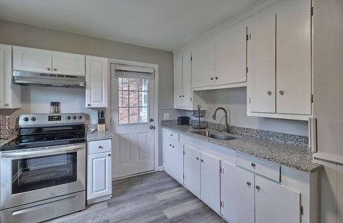 Rosewood House | Quiet 2 Bedroom Near Downtown