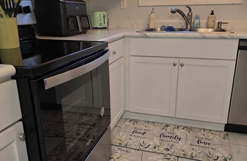 Goose Creek House | Quiet 3‑bedroom Goose Creek home at cul‑de‑sac’s end next door to a park