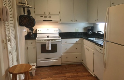 West Beach Cottage | RATE REDUCED Aug 1-8 DIscount Family or Couple; Pets; Pool; Open Aug 22 forward