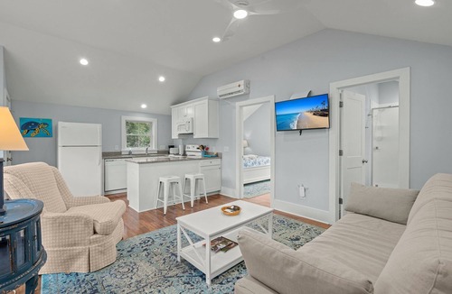 Mount Pleasant Cottage | Relax by the sea, 5 min to Sullivans Island.