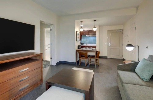 Mount Pleasant Hotel | Relax in Mount Pleasant Comfort – Pet-Friendly King Suite Near Restaurants