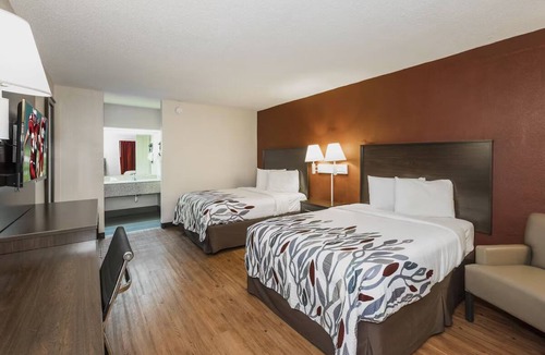 Walterboro Hotel | Relaxing Room Ideal for Families – Kids Stay Free + Patio Access + Soundproofed