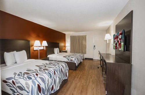 Walterboro Hotel | Relaxing Room Ideal for Families – Kids Stay Free + Patio Access + Soundproofed