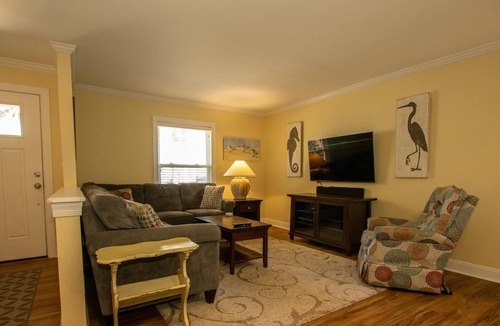 Saint Helena Island Cottage | Remodeled Family Cottage w/ Quiet Backyard, Amazing Sunroom, & WiFi