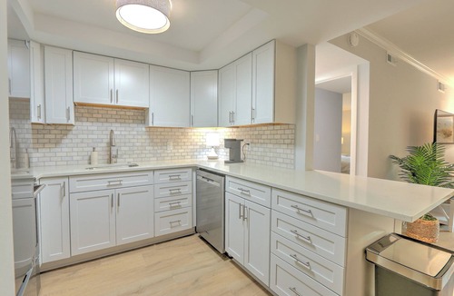 South Beach Condo | Renovated 1BR Condo. Walk to Beach&Salty Dog, Sleeps 5. Bike, Golf, Pickleball!