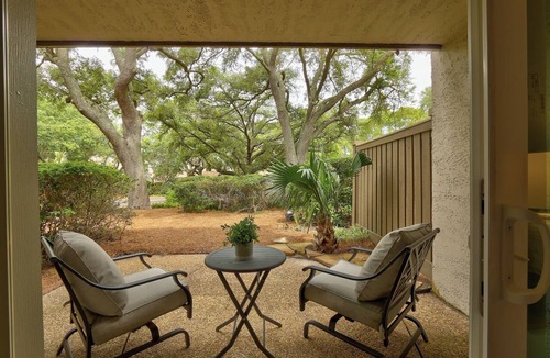 South Beach Condo | Renovated 1BR Condo. Walk to Beach&Salty Dog, Sleeps 5. Bike, Golf, Pickleball!
