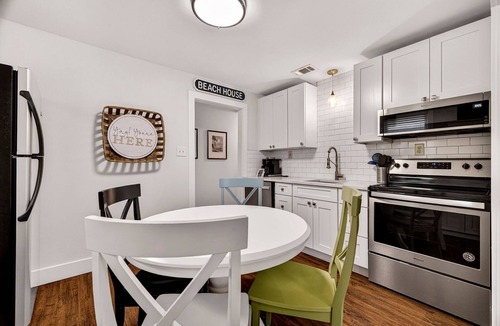 Savannah Beach Cottage | Renovated, Quick Walk to Beach + Restaurants by Tybee Cottages