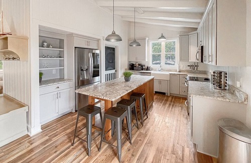 North Litchfield Beach House | Retreat for families, walk to beach, stocked kitchen, pet friendly, fenced yard